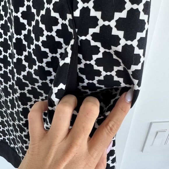 White House black market sheath dress in black and white pattern - Picture 3 of 7